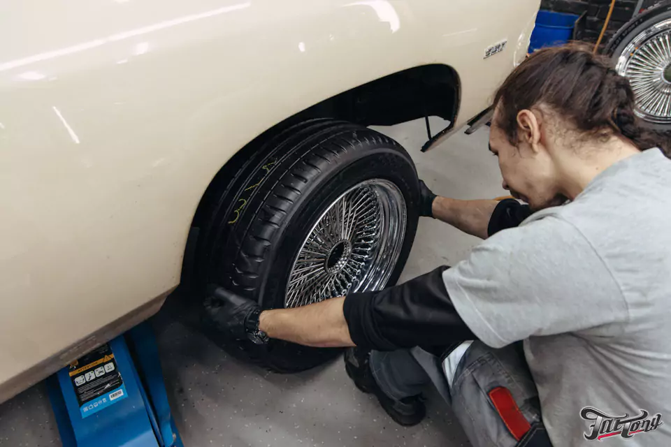 Фирменный шиномонтаж на стендах Hunter для Chevrolet Impala: собрали комплект колес Dayton Wire Wheels с системой knock-off!